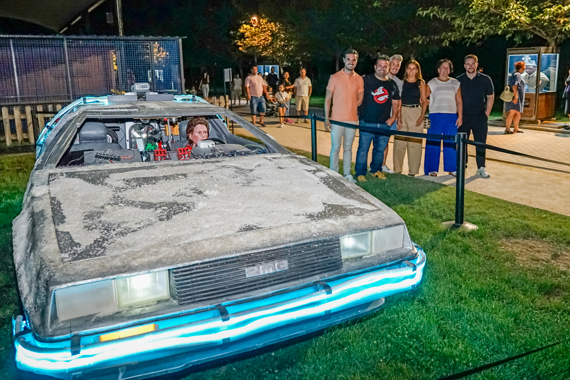 El alcalde, Alejandro Navarro Prieto, la concejala de Igualdad y Festejos, María Eugenia Gil, el edil de Juventud, Urbanismo y Vivienda, Víctor Miranda y la concejala de Turismo, Mirian Gutiérrez, visitando la exposición “Torrejón regresa al Futuro” 